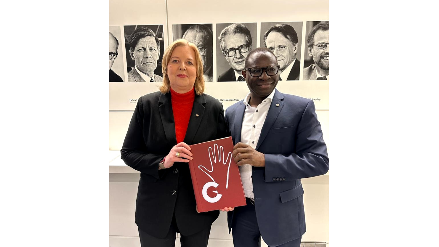 Dr. Karamba Diaby übergibt unsere Red Hand Mappe an die Präsidentin des Deutschen Bundestages 
